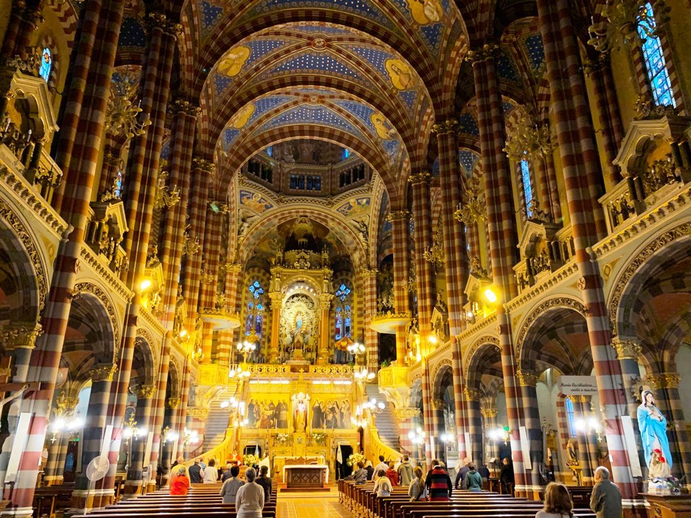 Templo-parcialmente-iluminado